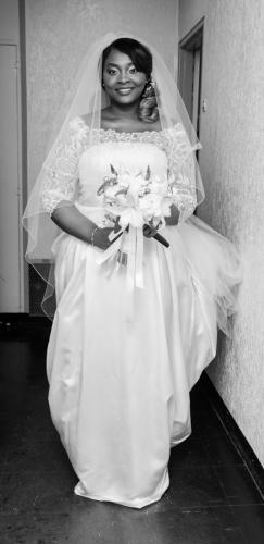Mariée dans sa robe de mariage avec son bouquet de fleur